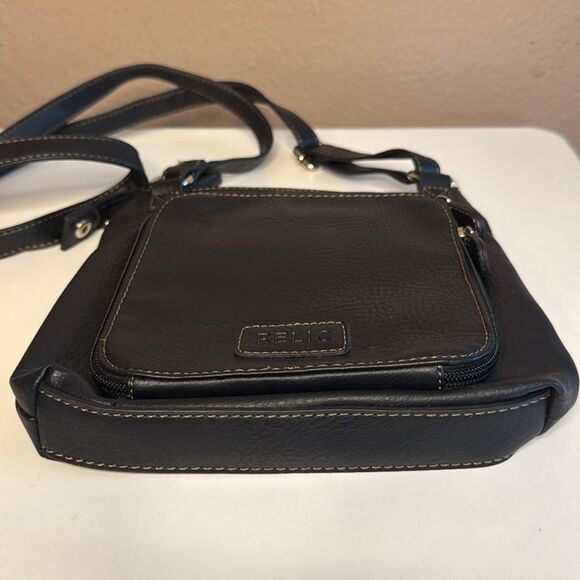 Relic Black Crossbody Purse Black Adjustable Strap Pockets Infront Back & Inside - Picture 3 of 8